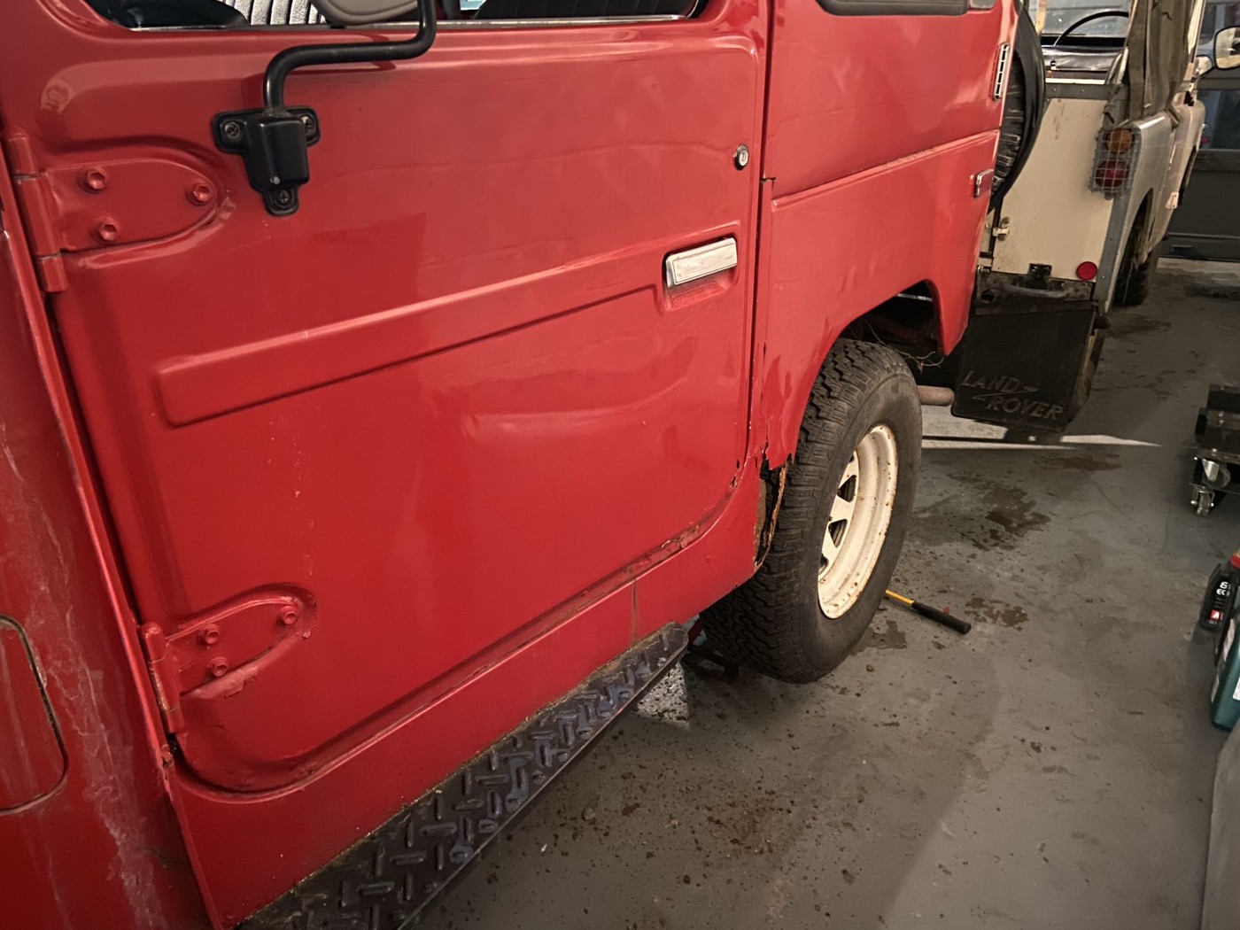 Driver door and rocker panel of the red BJ40