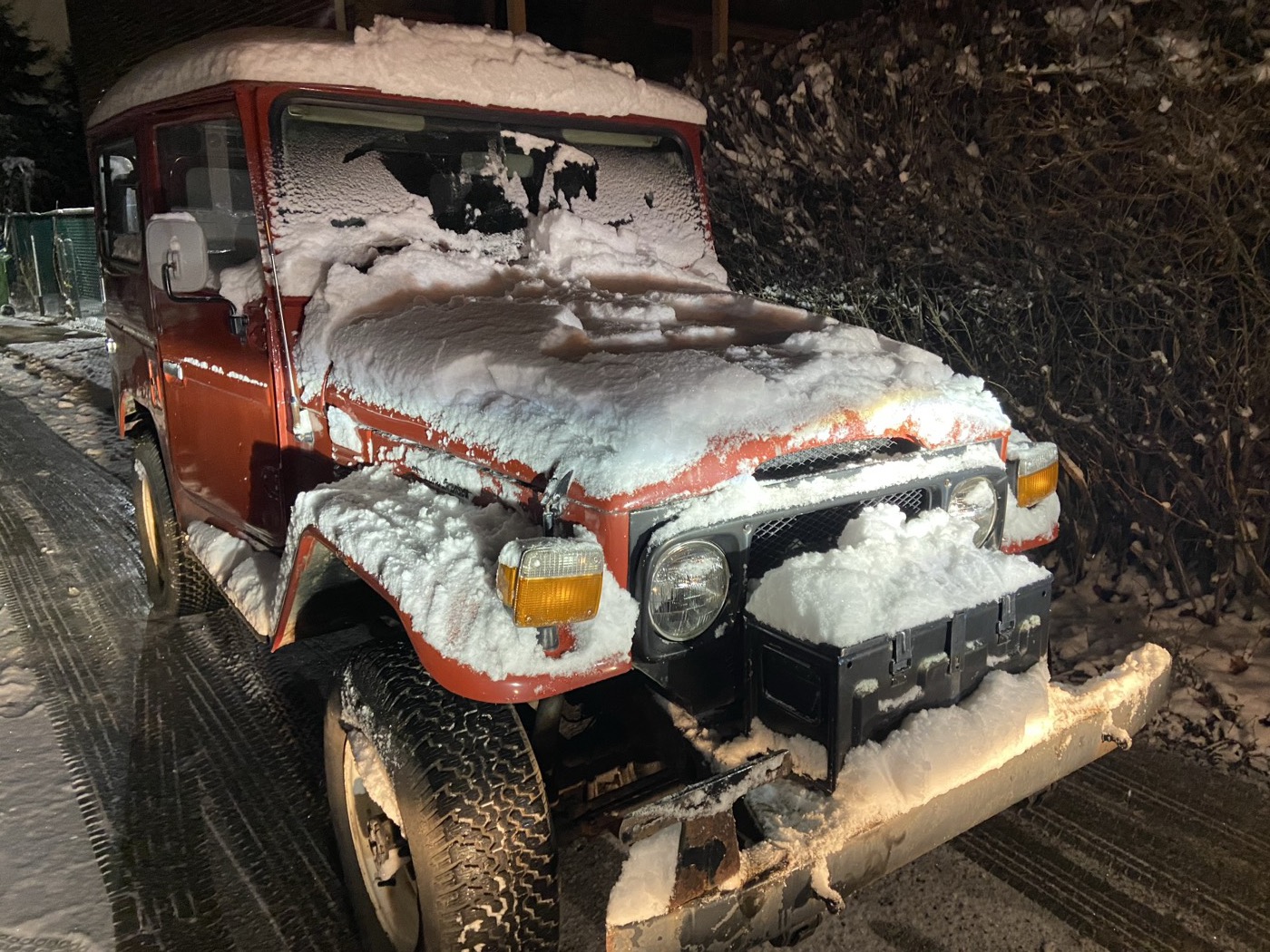Toyota BJ40 Land Cruiser in deep snow at night